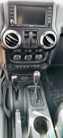 Jeep Wrangler Vehicle Full-screen Gallery Image 14