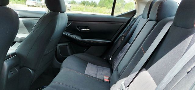 Nissan Sentra Vehicle Full-screen Gallery Image 09