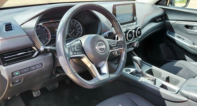 Nissan Sentra Vehicle Full-screen Gallery Image 12