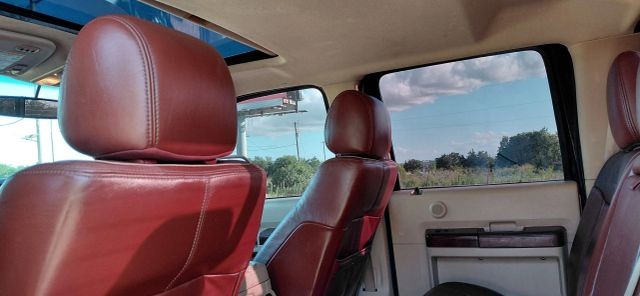 Ford Super Duty F-250 SRW Vehicle Full-screen Gallery Image 09