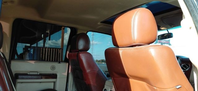 Ford Super Duty F-250 SRW Vehicle Full-screen Gallery Image 11