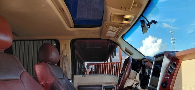 Ford Super Duty F-250 SRW Vehicle Full-screen Gallery Image 13