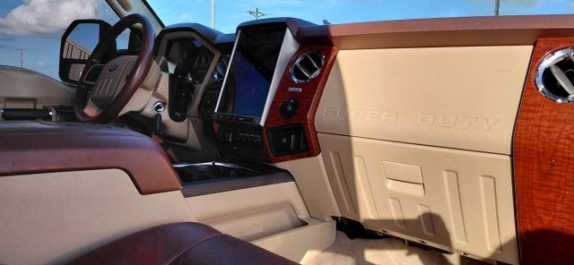 Ford Super Duty F-250 SRW Vehicle Full-screen Gallery Image 14