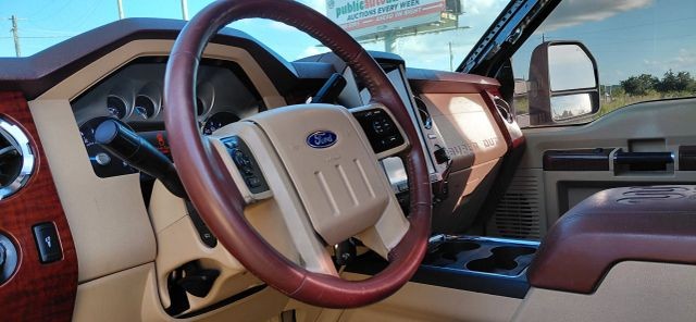 Ford Super Duty F-250 SRW Vehicle Full-screen Gallery Image 17