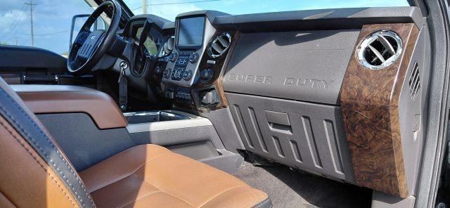 Ford Super Duty F-250 SRW Vehicle Full-screen Gallery Image 12