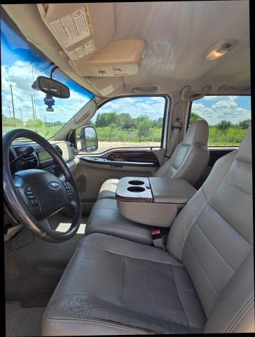 Ford Super Duty F-250 Vehicle Full-screen Gallery Image 06