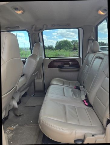 Ford Super Duty F-250 Vehicle Full-screen Gallery Image 08