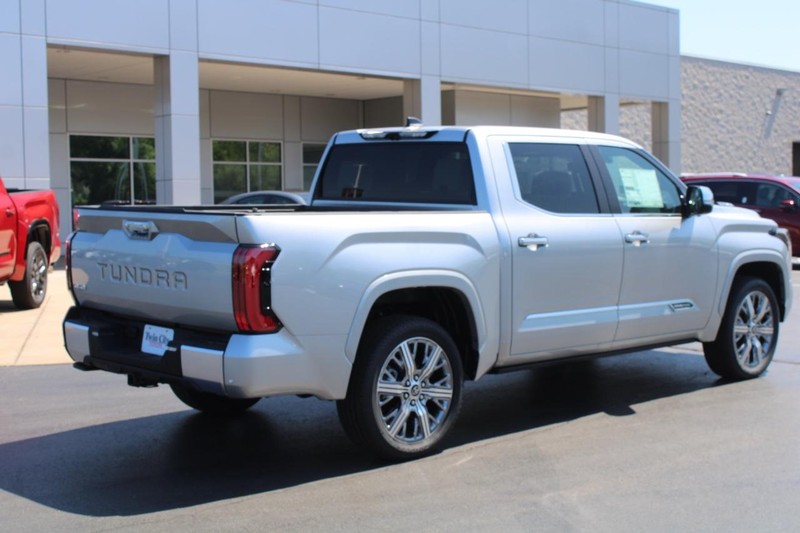 Toyota Tundra 4WD Hybrid Vehicle Image 3