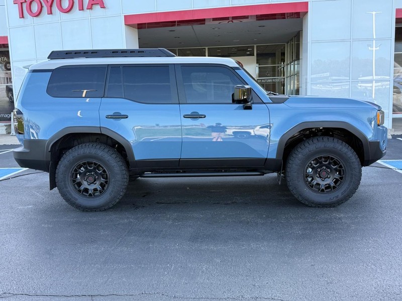 Toyota Land Cruiser Vehicle Image 2