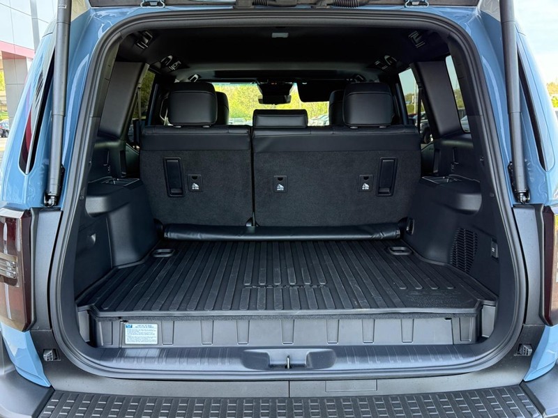 Toyota Land Cruiser Vehicle Image 4