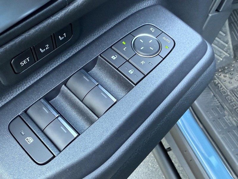 Toyota Land Cruiser Vehicle Image 14