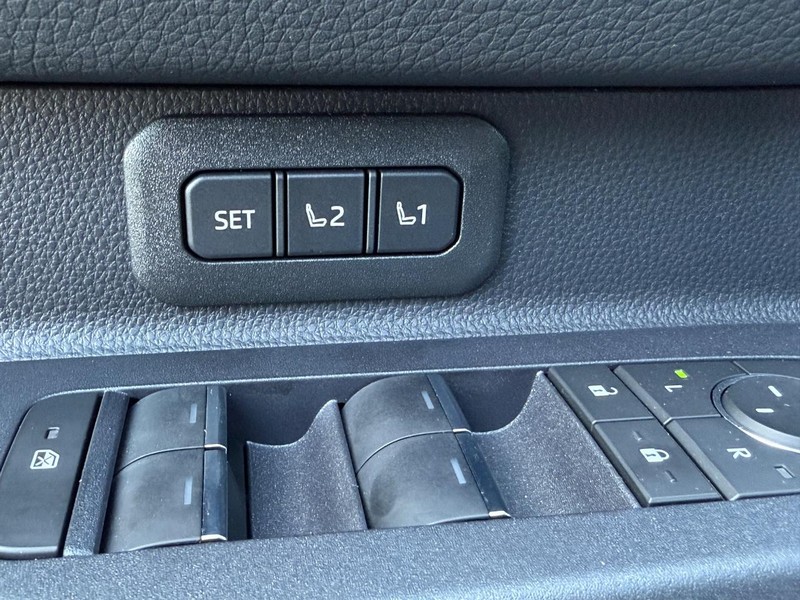 Toyota Land Cruiser Vehicle Image 15