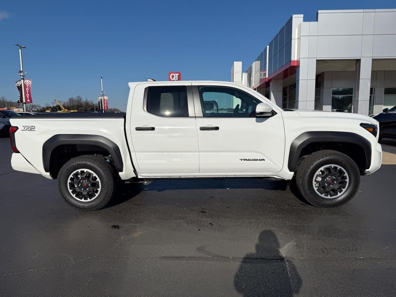 Toyota Tacoma 4WD Vehicle Image 2