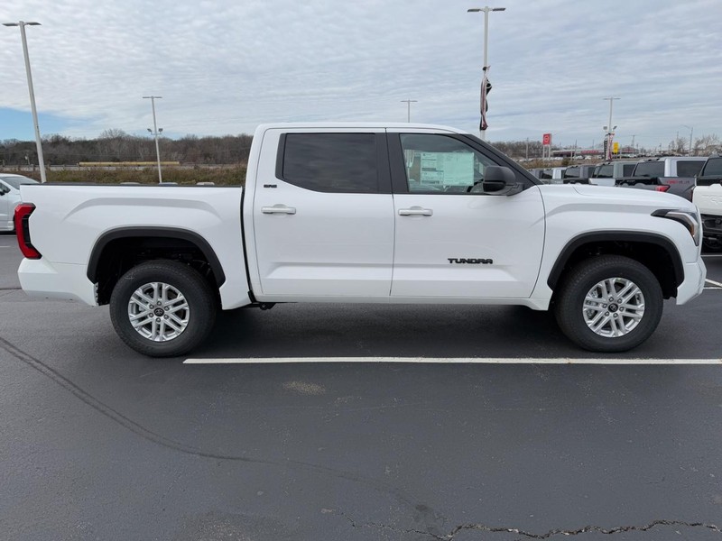 Toyota Tundra 4WD Vehicle Image 2