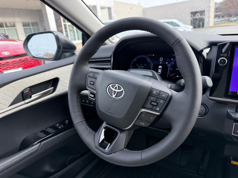 Toyota Camry Vehicle Image 8