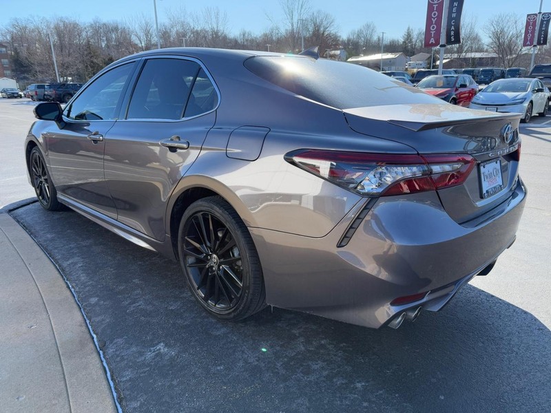 Toyota Camry Hybrid Vehicle Image 6