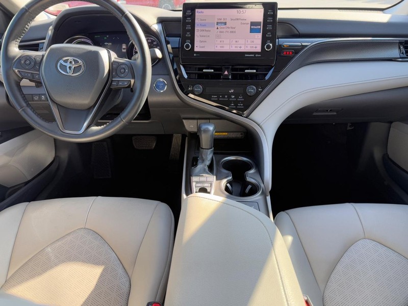 Toyota Camry Hybrid Vehicle Image 11