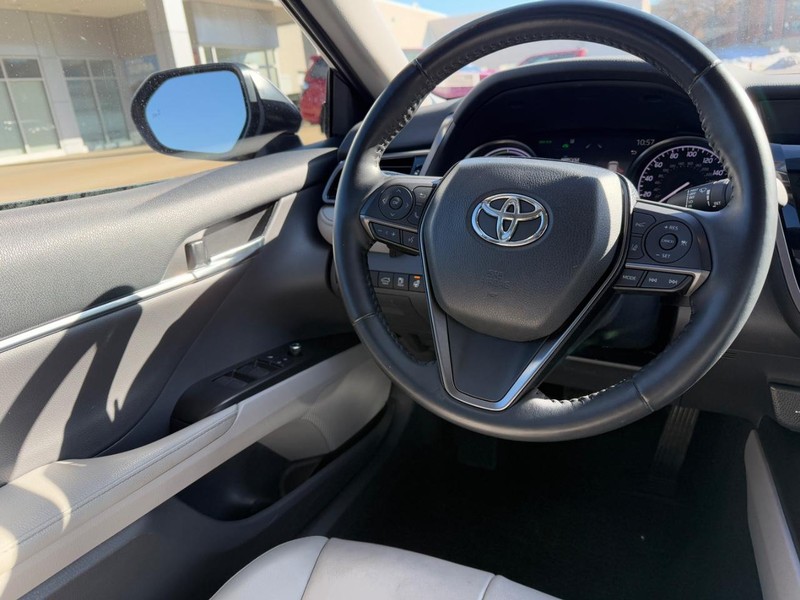 Toyota Camry Hybrid Vehicle Image 12