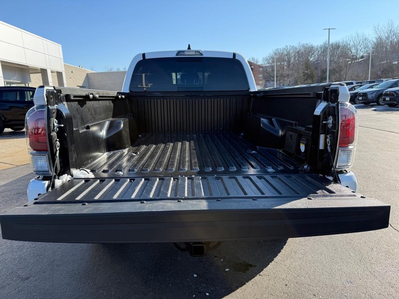 Toyota Tacoma 4WD Vehicle Image 5