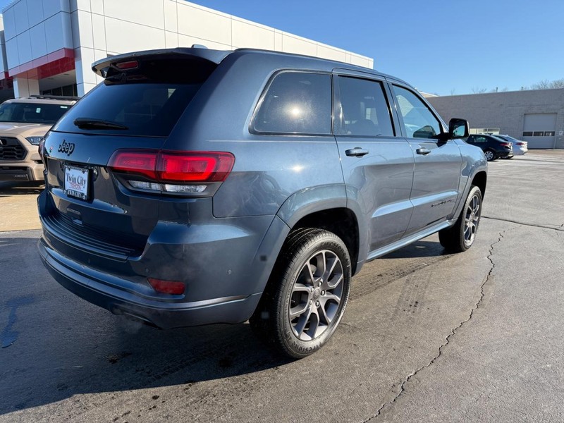 Jeep Grand Cherokee Vehicle Image 3