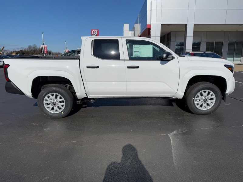 Toyota Tacoma 2WD Vehicle Image 2