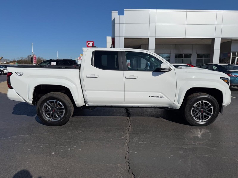 Toyota Tacoma 4WD Vehicle Image 2