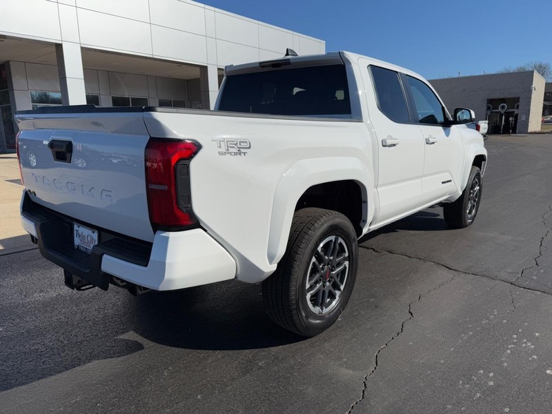 Toyota Tacoma 4WD Vehicle Image 3