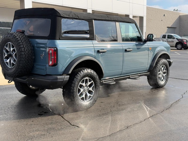 Ford Bronco Vehicle Image 3