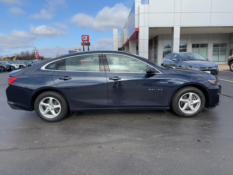 Chevrolet Malibu Vehicle Image 2