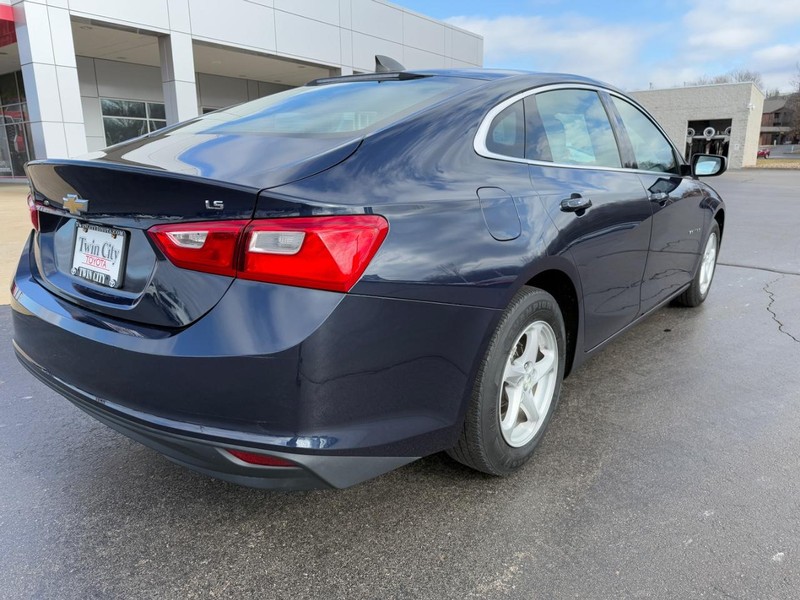 Chevrolet Malibu Vehicle Image 3