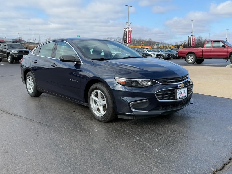 Chevrolet Malibu Vehicle Image 4