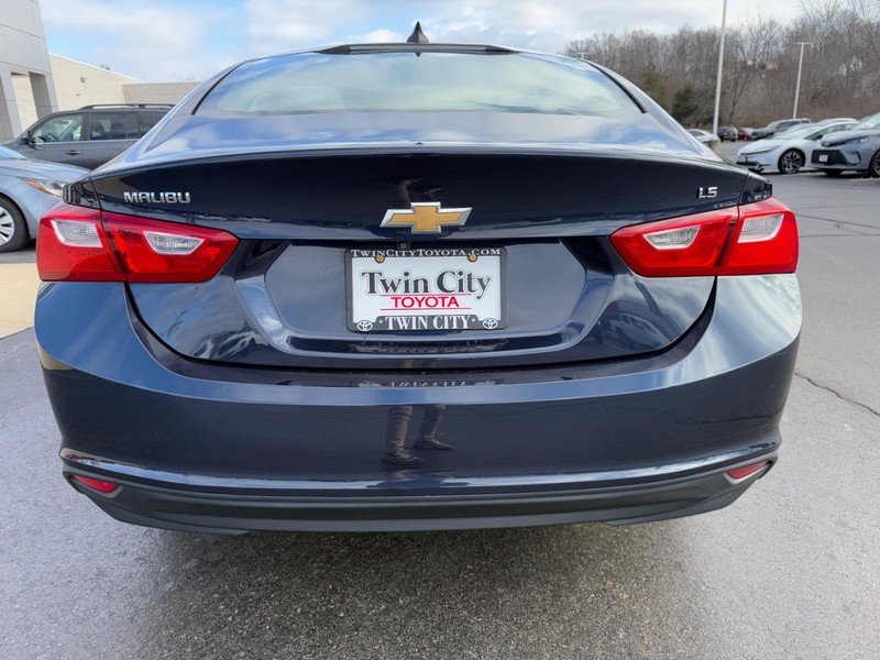 Chevrolet Malibu Vehicle Image 8