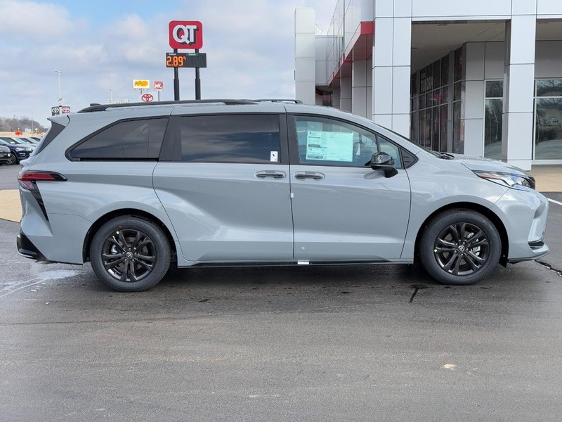 Toyota Sienna Vehicle Image 2