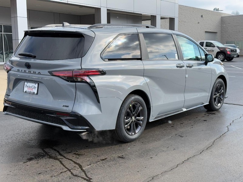 Toyota Sienna Vehicle Image 3