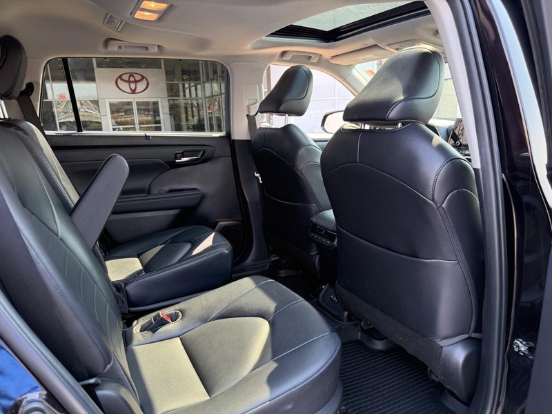 Toyota Highlander Vehicle Image 12