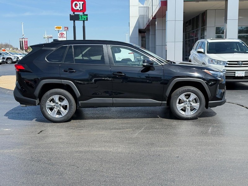 Toyota RAV4 Vehicle Image 2