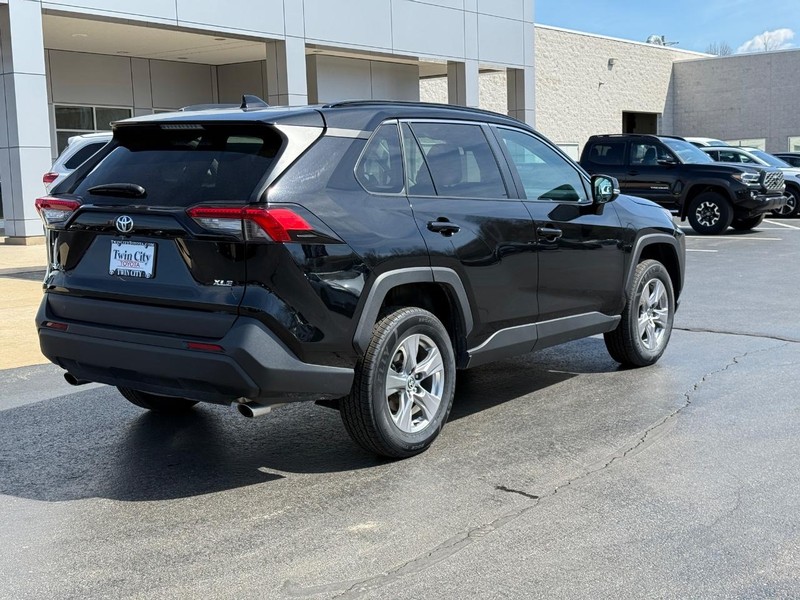 Toyota RAV4 Vehicle Image 3