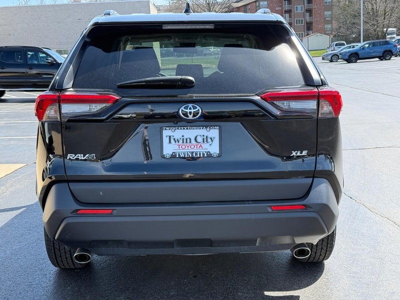 Toyota RAV4 Vehicle Image 5