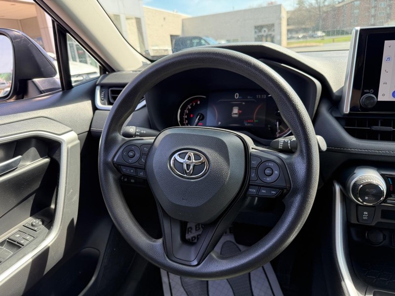 Toyota RAV4 Vehicle Image 13
