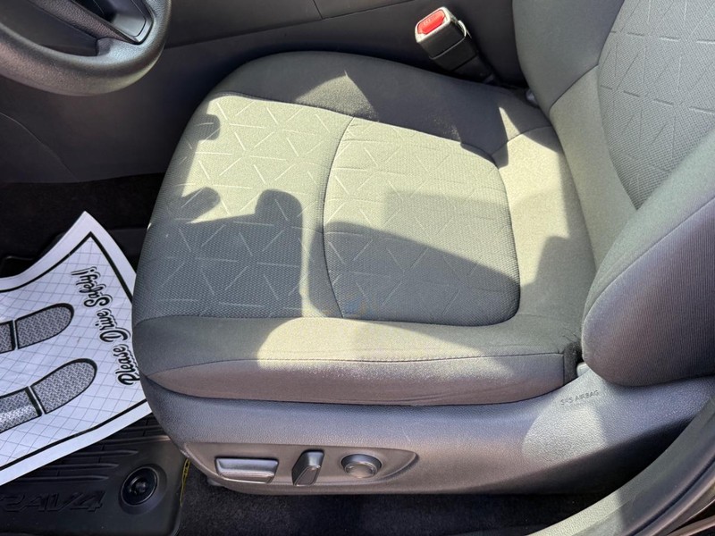 Toyota RAV4 Vehicle Image 17