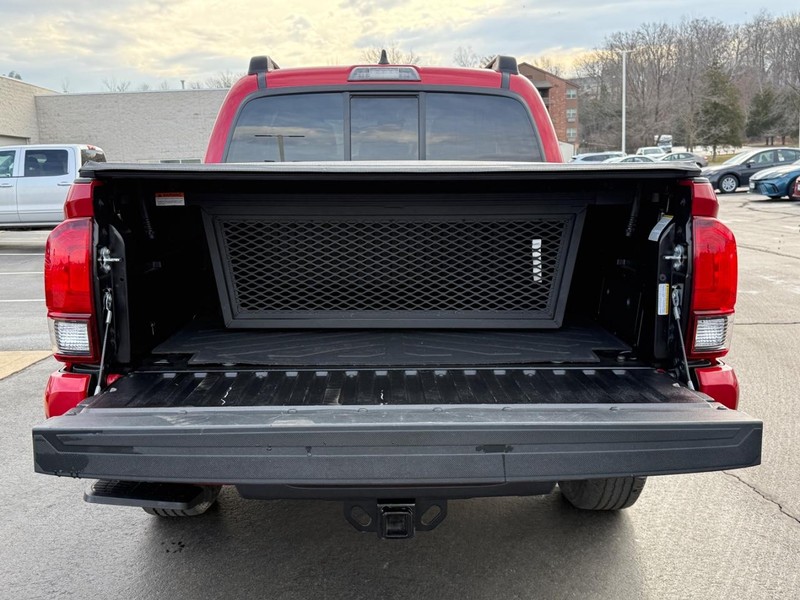 Toyota Tacoma 4WD Vehicle Image 4