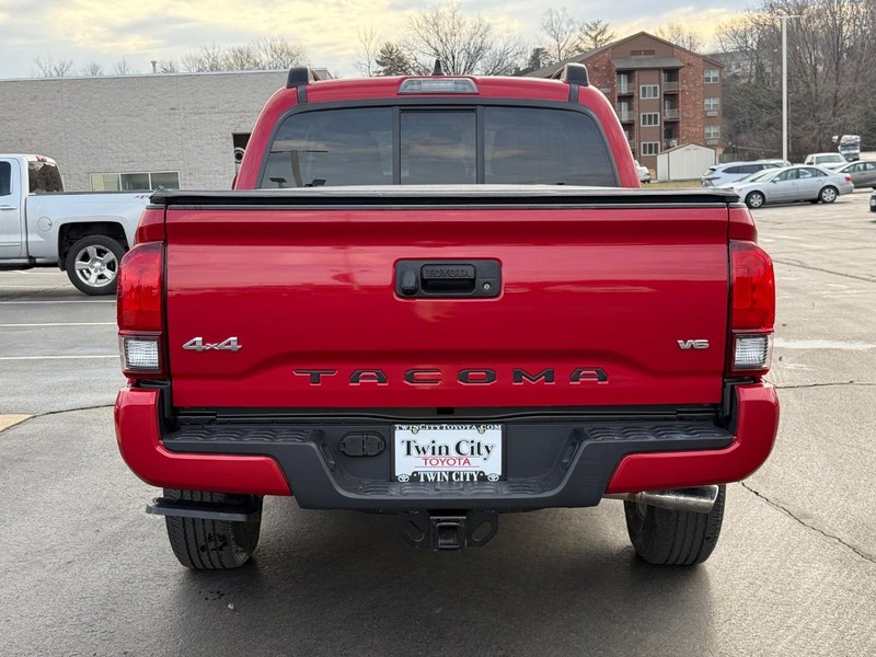 Toyota Tacoma 4WD Vehicle Image 5