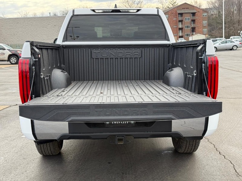 Toyota Tundra 4WD Vehicle Image 4