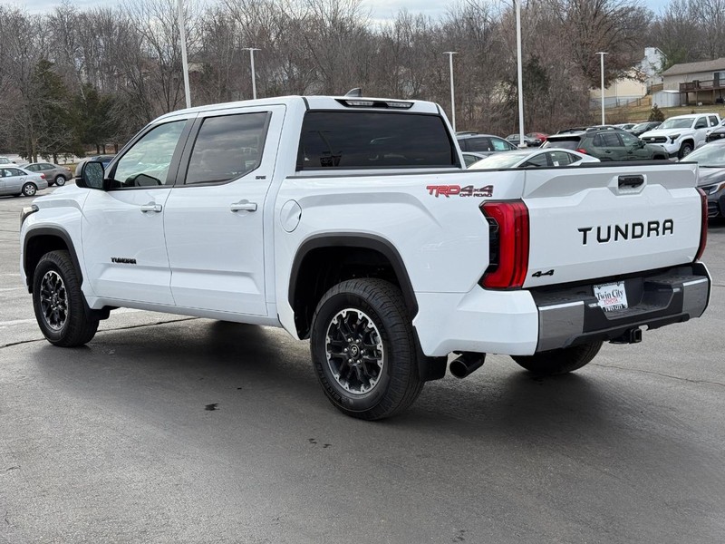 Toyota Tundra 4WD Vehicle Image 6