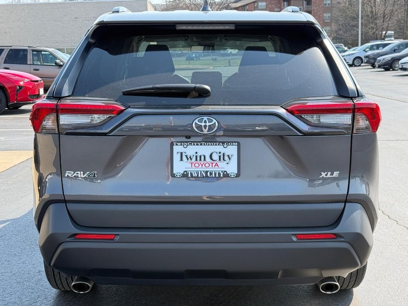 Toyota RAV4 Vehicle Image 5