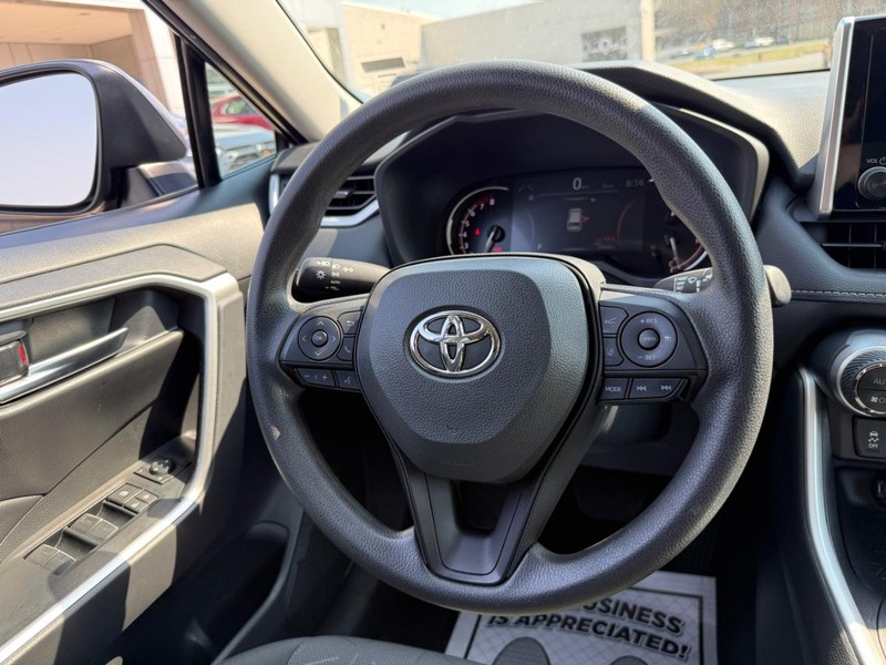 Toyota RAV4 Vehicle Image 13