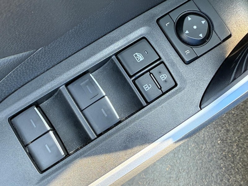 Toyota RAV4 Vehicle Image 16
