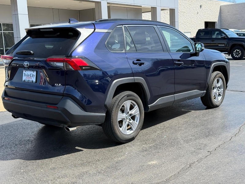 Toyota RAV4 Vehicle Image 3