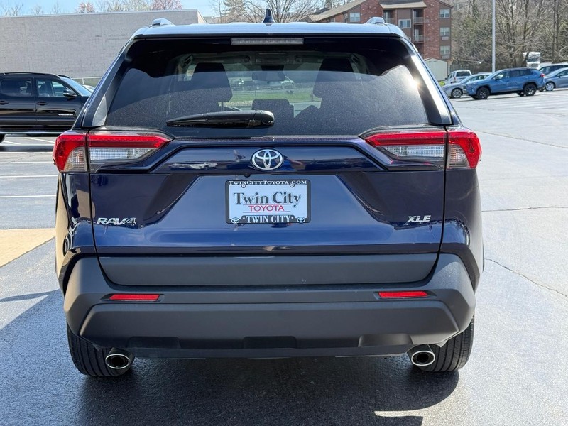 Toyota RAV4 Vehicle Image 5