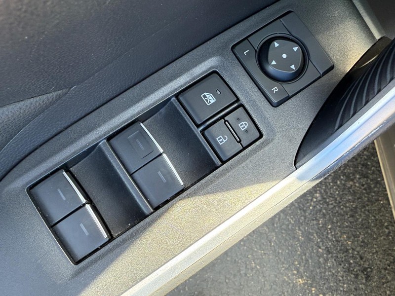 Toyota RAV4 Vehicle Image 15